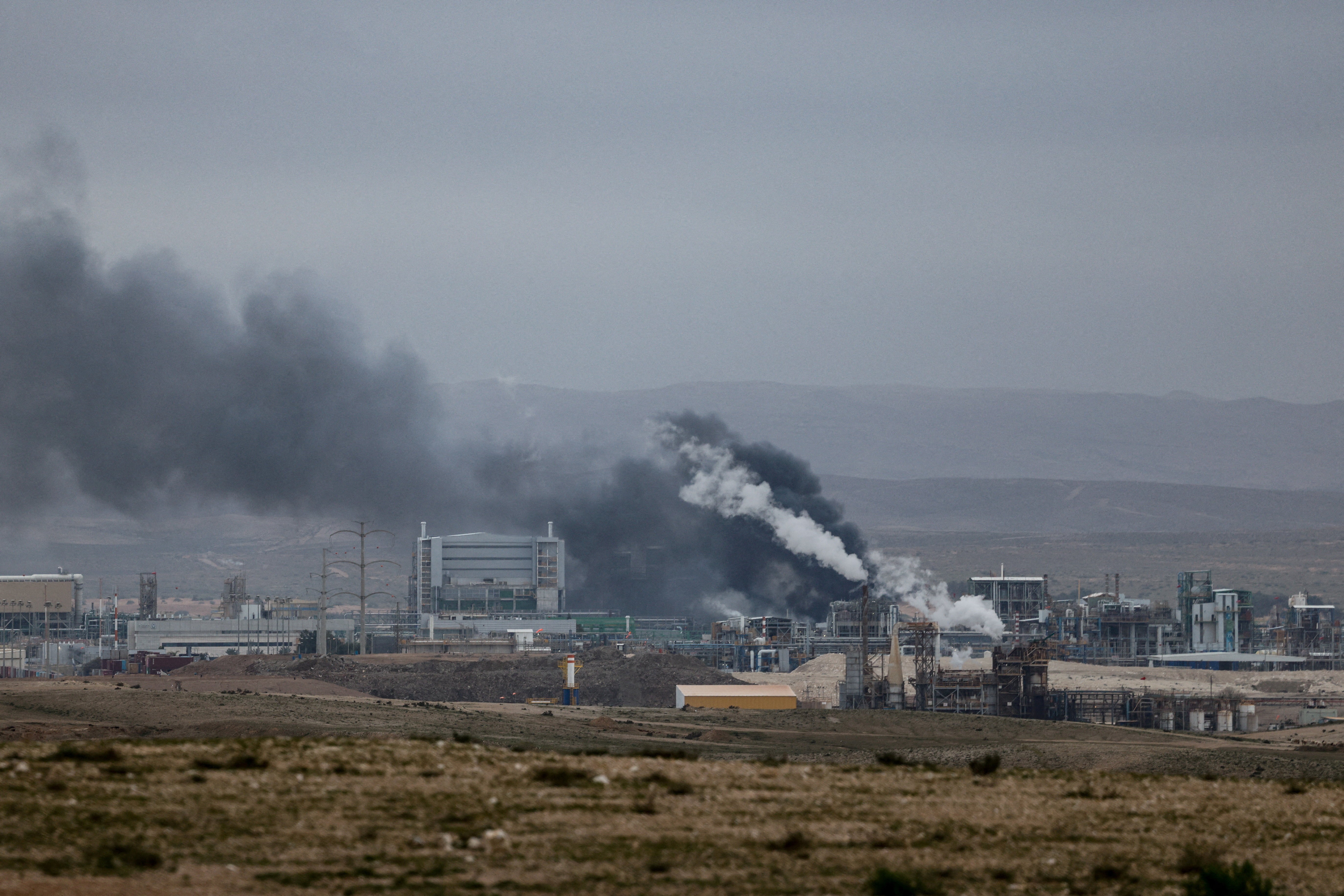 Adama afirma que míssil iraniano ou destroços atinge sua fábrica de produtos químicos em Israel