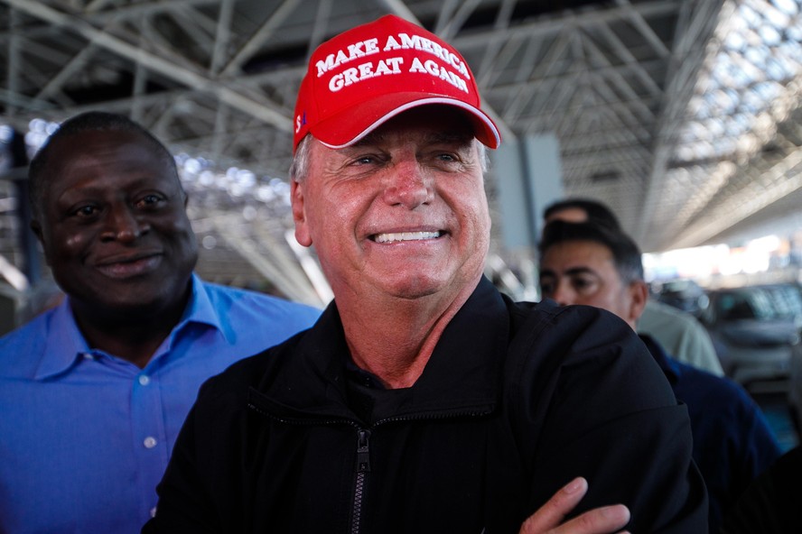 Jair Bolsonaro (PL) com boné de apoio a Trump, na época da posse do presidente dos EUA