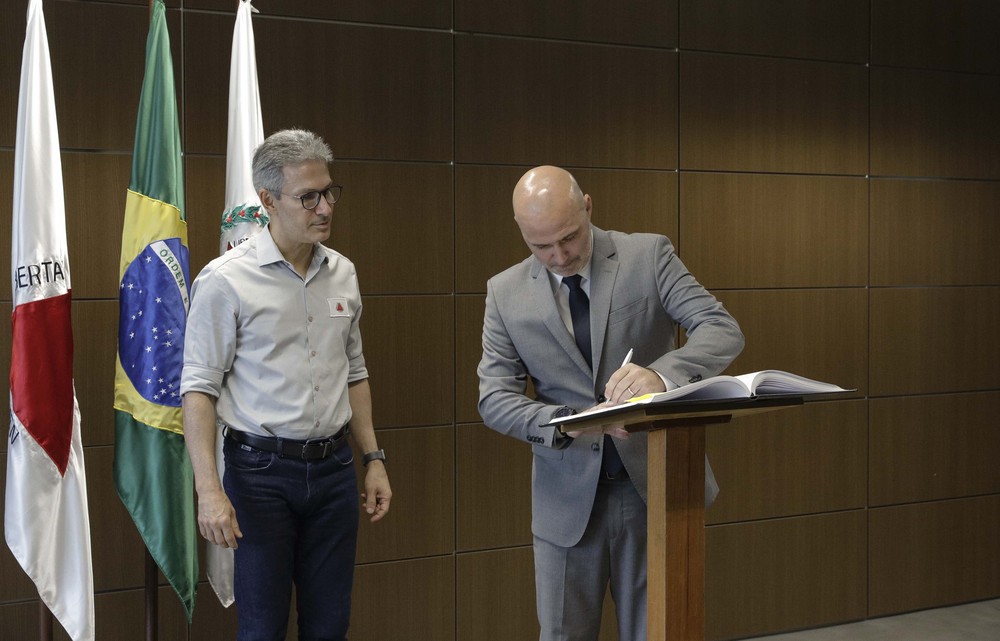 Novo secretário de Governo de MG toma posse e diz que prioridade é ...
