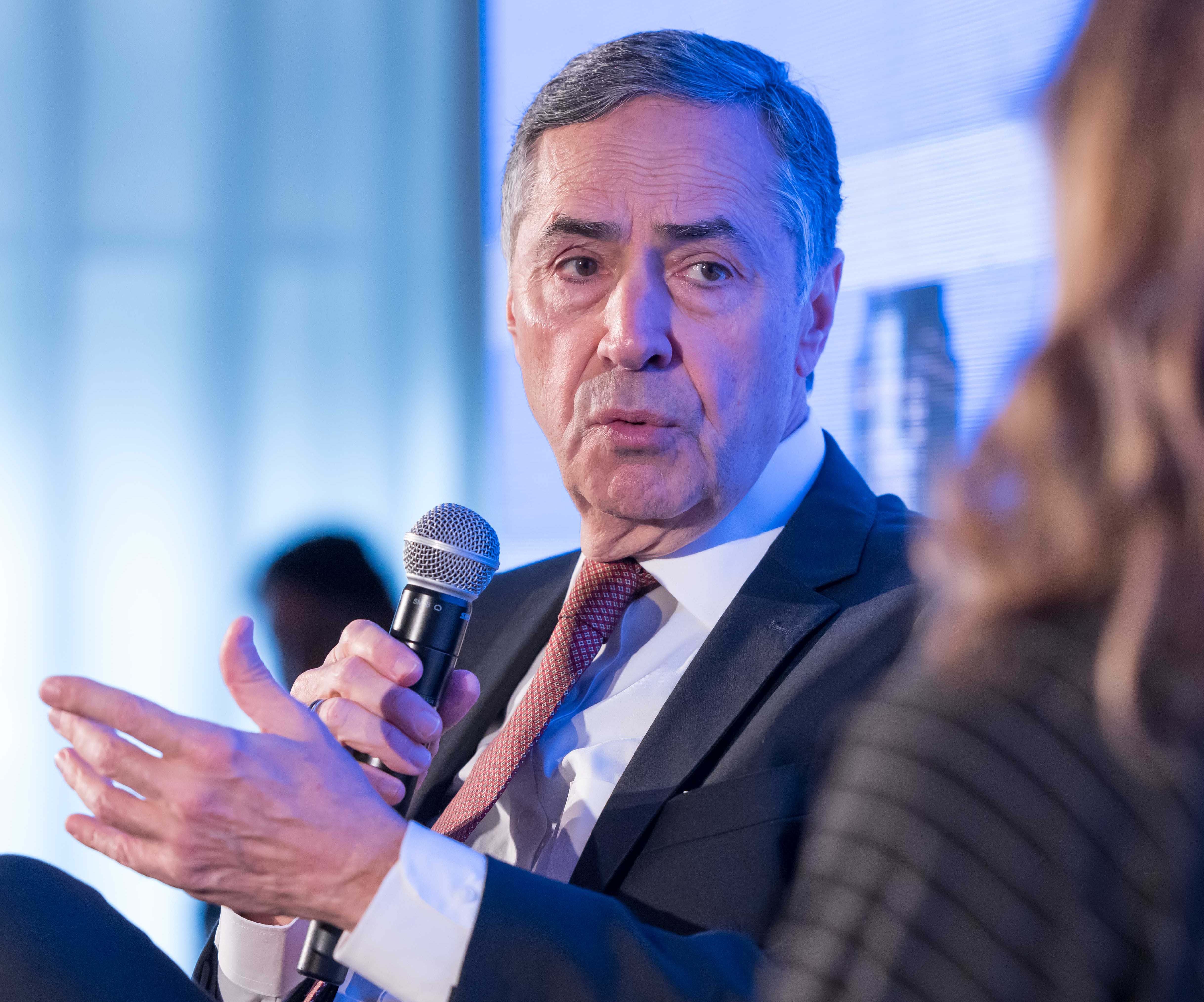 'Um país em que o patrão paga menos imposto que o empregado tem alguma coisa muito errada', diz Barroso