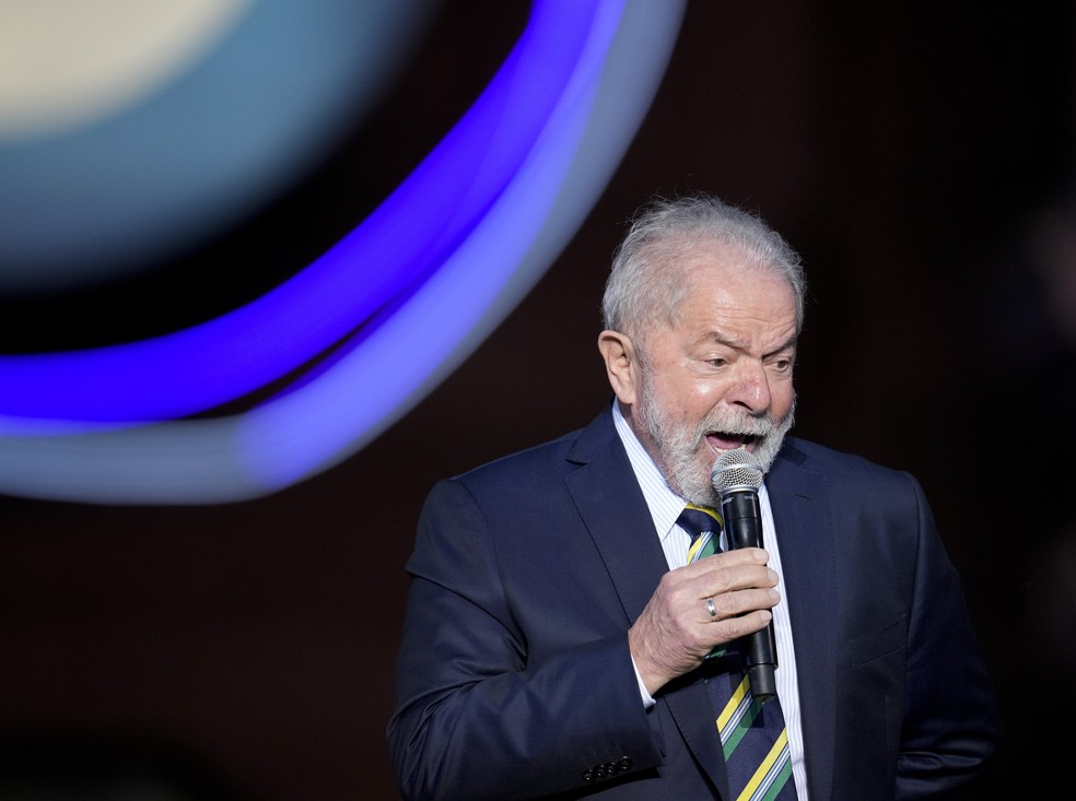 Lula: Ex-presidente fez discursos em tom de denúncia contra o governo Bolsonaro — Foto: Natacha Pisarenko/AP Photo