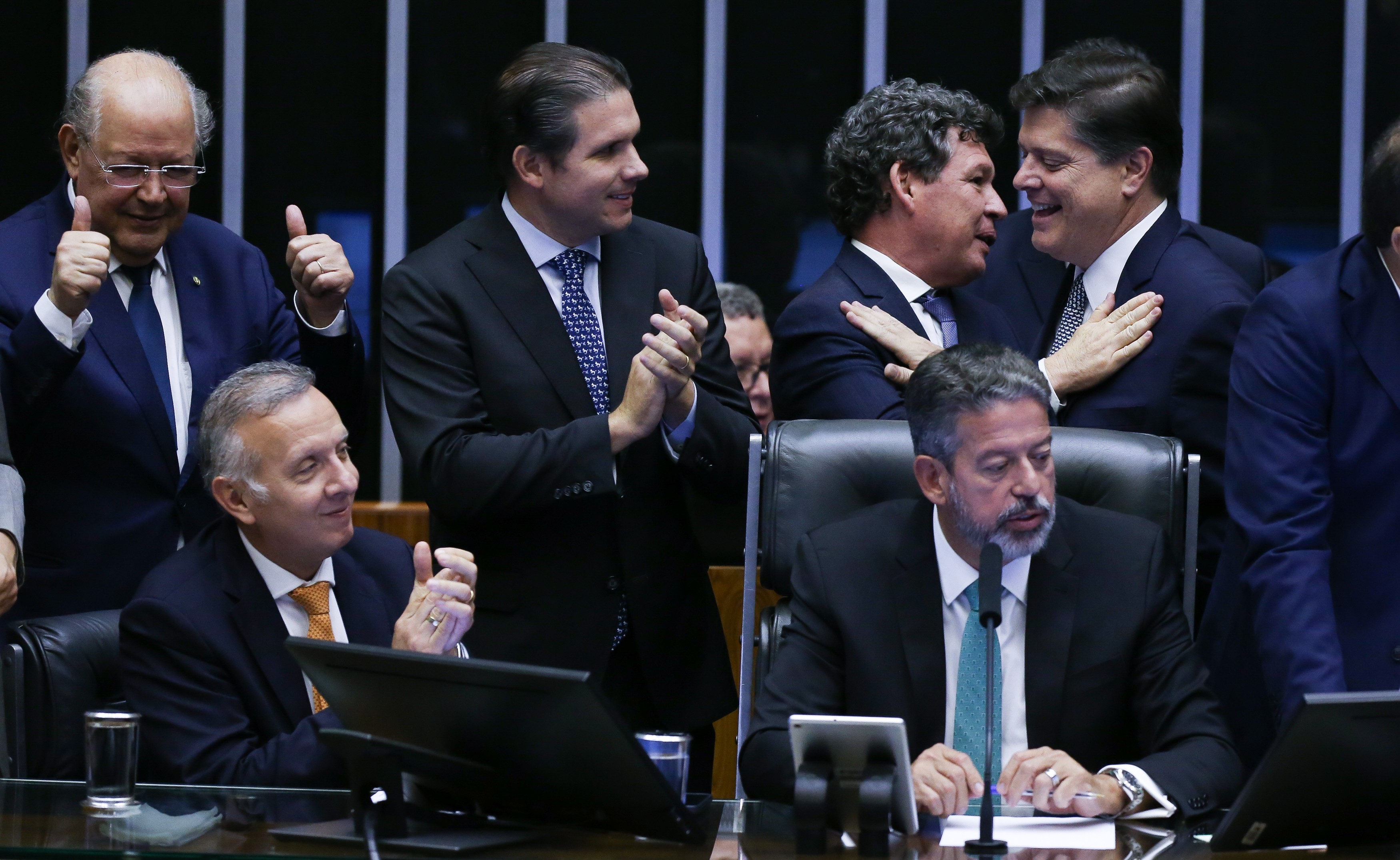 Decisões de governo e no Congresso adiam eletrificação dos carros no Brasil