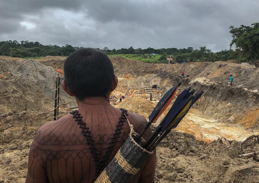 Indígena do povo Munducuru diante de terras assoladas pelo garimpo ilegal
