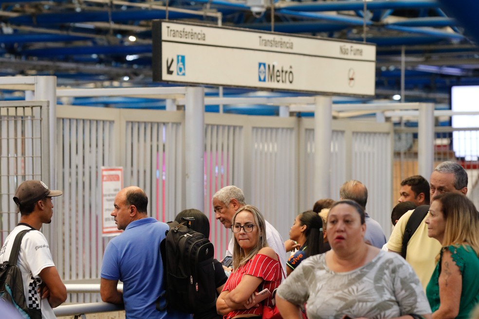 Passageiros aguardam no embarque da estação Palmeiras-Barra Funda, linha 3 do Metrô, durante a greve dos metroviários em SP — Foto: Fernando Frazão/Agência Brasil