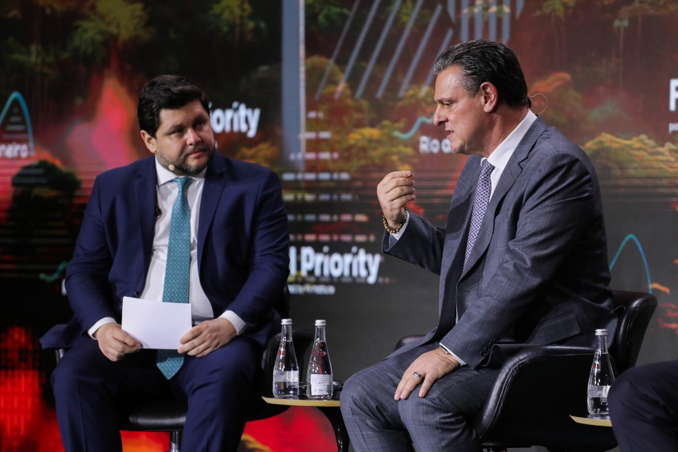 Marcello Chilov, do UBS (à esquerda), e ministro Carlos Fávaro durante painel no FII Priority Summit. — Foto: Divulgação