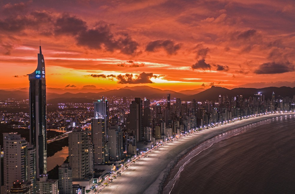Borda da praia central, em Balneário Camboriú: endereço dos maiores arranha-céus do país — Foto: FG/DIVULGAÇÃO