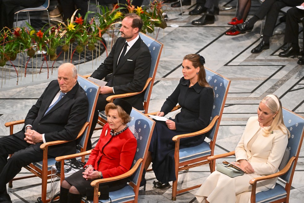 A princesa Mette-Marit – mulher do príncipe herdeiro Magnus, da Noruega, e a terceira da esquerda à direita, na segunda fila –  pediu desculpas ao rei Harald V e à rainha Sonja por sua amizade com Jeffrey Epstein — Foto: Naina Helén Jåma/Bloomberg