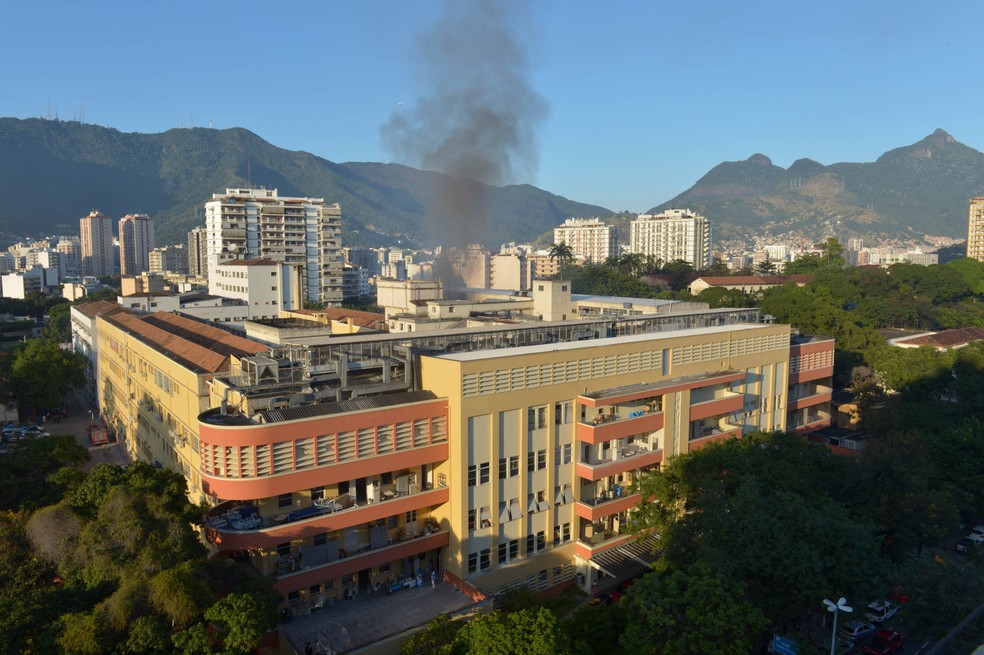 Bombeiros combatem incêndio em hospital universitário no Rio nesta quarta-feira. — Foto: Celso Pupo / Fotoarena/Folhapress
