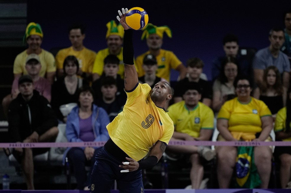 Atleta Leal, do vôlei, durante a disputa entre Brasil e Polônia na segunda partida da fase de grupos — Foto: Alexandre Loureiro/COB