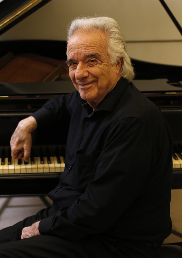 Biografia do pianista e maestro João Carlos Martins relembra