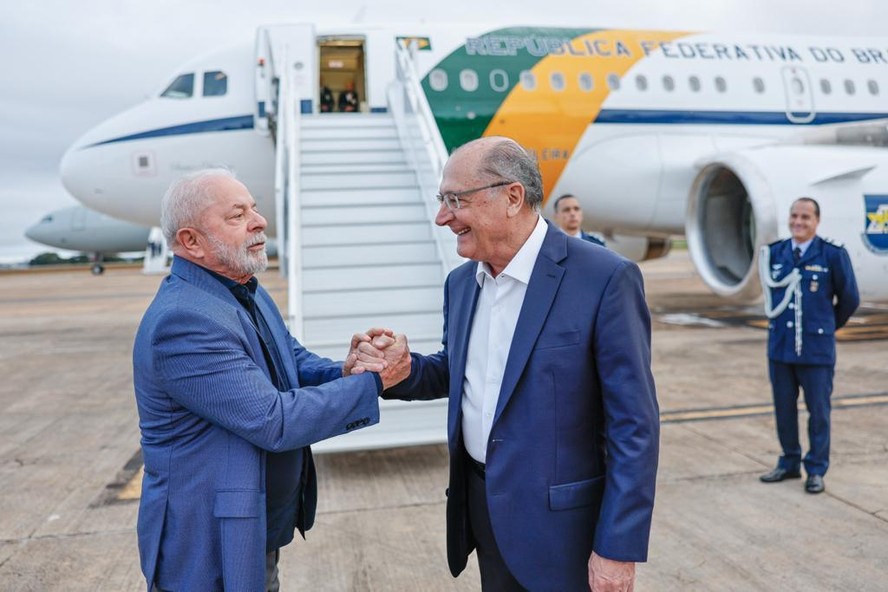 Lula cumprimenta Alckmin antes de embarcar para a China no dia 11 de abril