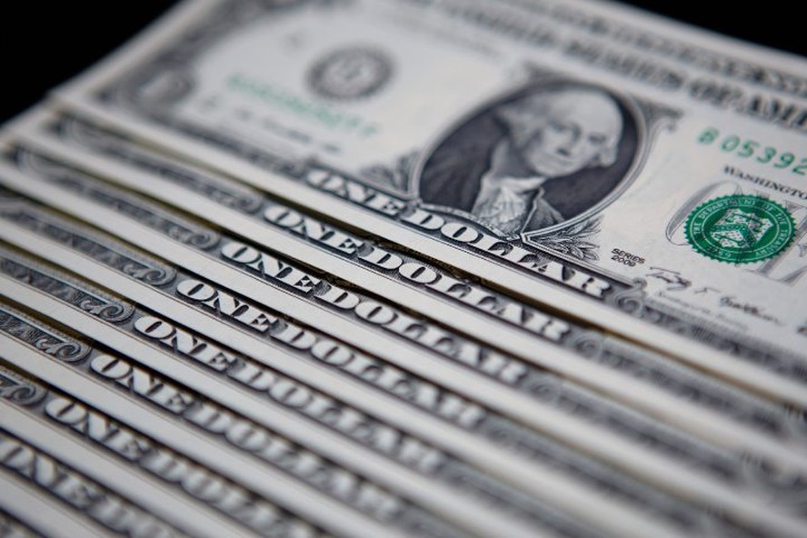 Dólar recua quase 1% com inflação abaixo do esperado nos EUA