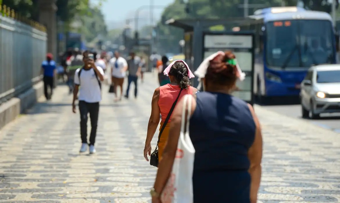 Rio atinge nível 4 de calor e registra 44ºC, maior temperatura em mais de dez anos