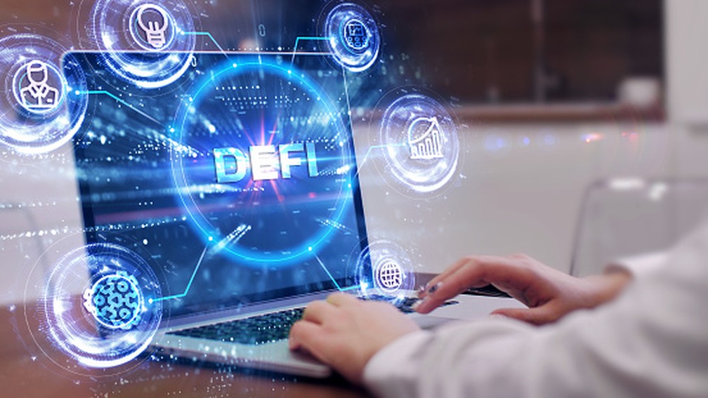 O DeFi é um novo modelo de ecossistema financeiro digital, tokenizado e de código aberto, que funciona sem intermediação de instituições financeiras — Foto: Getty Images