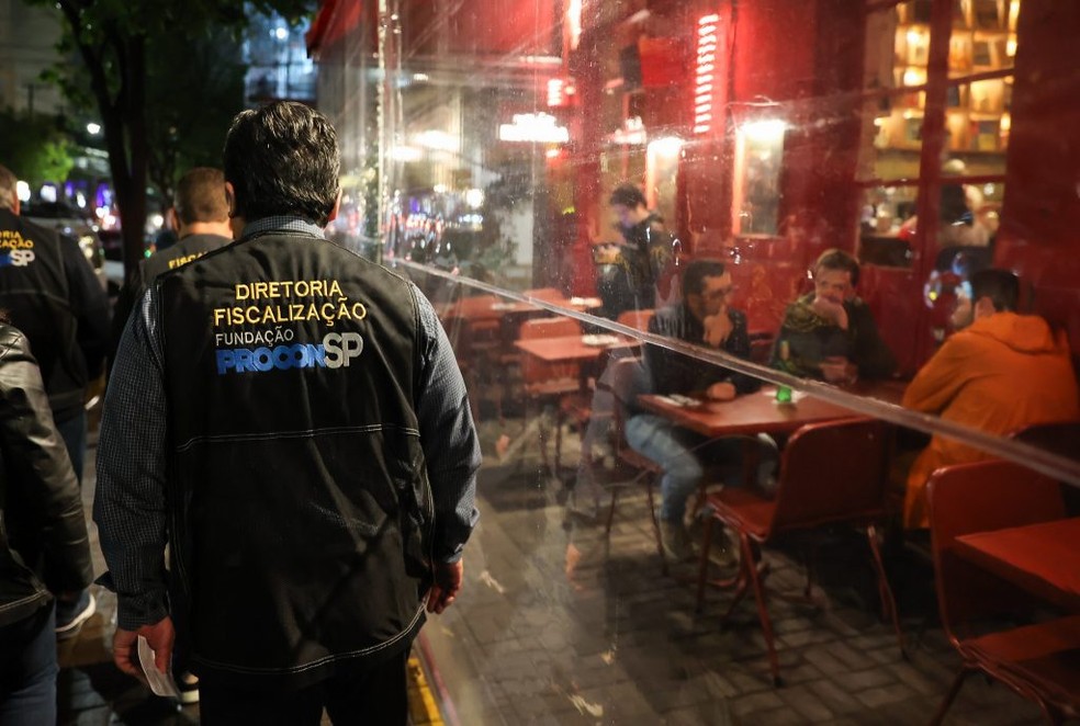 Agentes do Procon fiscalizam bares e restaurantes em municípios paulistas — Foto: Divulgação/Governo de SP