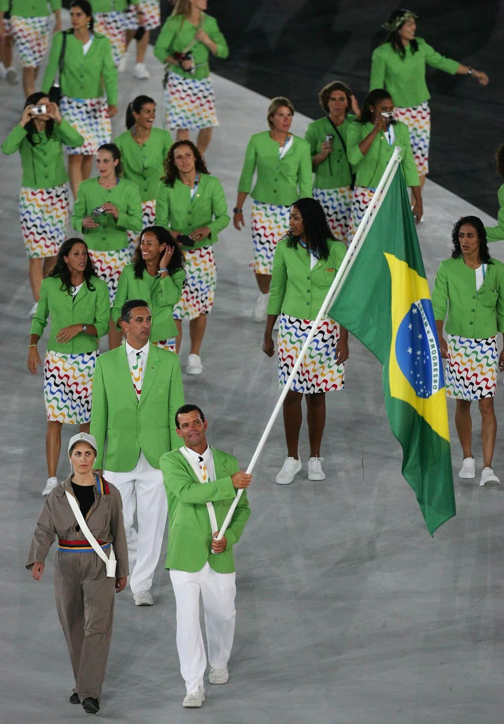 Seleção Brasileira na abertura das Olimpíadas de Atenas 2004 — Foto: Memória Globo
