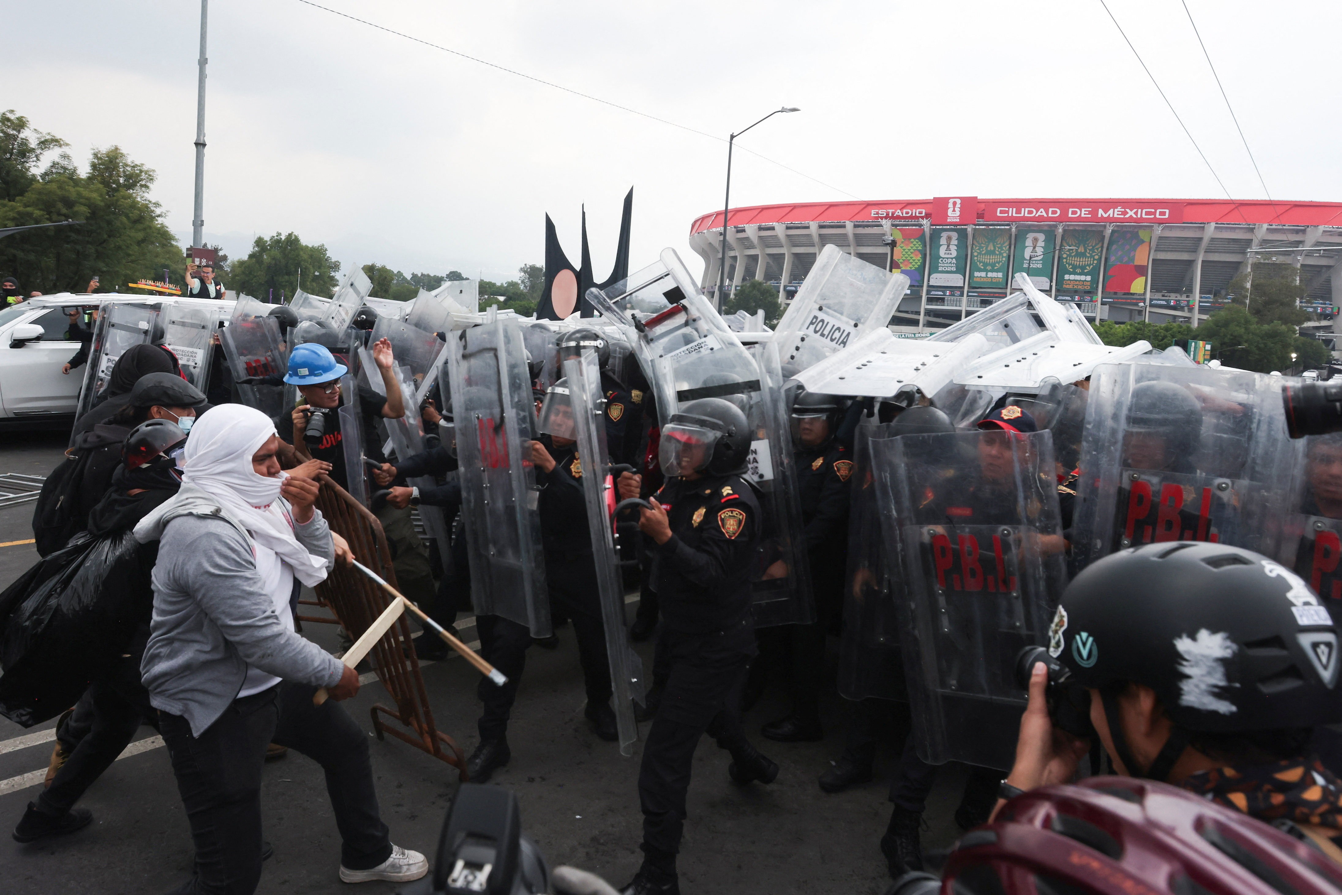 Polícia e manifestantes entram em confronto na abertura da C