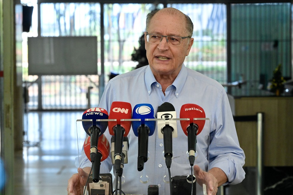 Vice-Presidente da República, Geraldo Alckmin, durante entrevista coletiva na Esplanada dos Ministérios, em Brasília — Foto: Cadu Gomes/VPR
