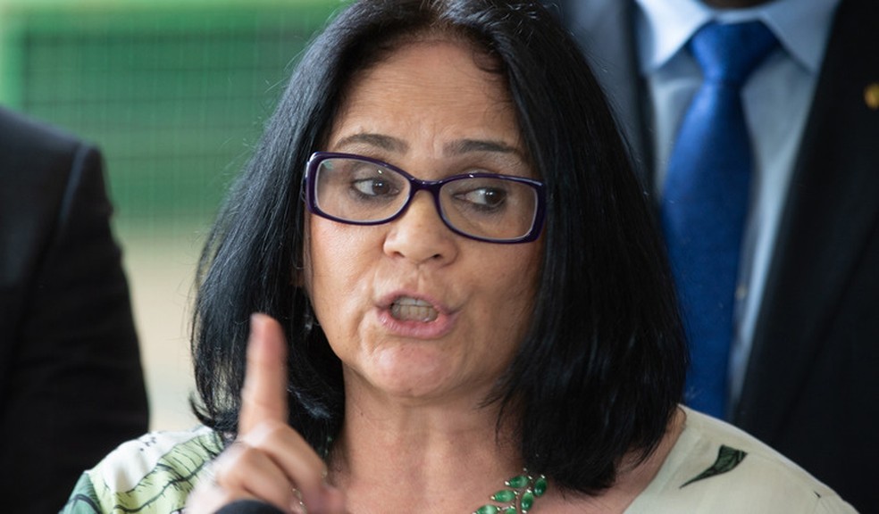 PSOL pede cassação de Damares no Senado por negligência com