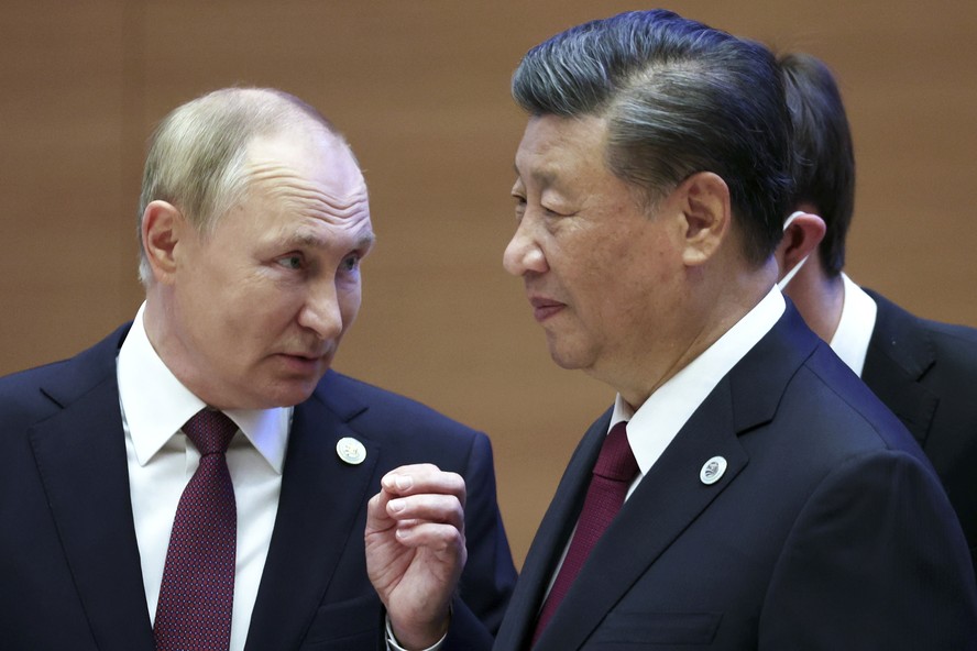 Vladimir Putin ao lado de Xi Jinping, em Xangai: Rússia confirma previsão de novo encontro entre líderes