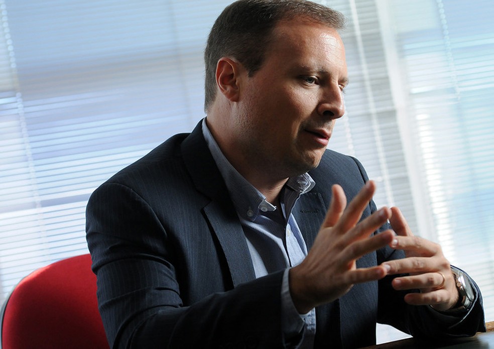 Prédio da CVM com placa de consultoria pública.