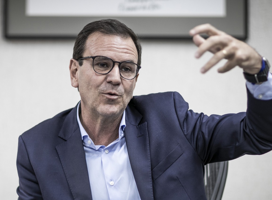 Paes assume novo mandato, fala em criar força municipal armada e faz críticas a Castro