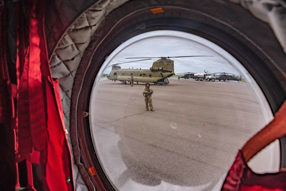 Soldado do exército americano se prepara para embarcar em uma missão — Foto: Ching Oettel/US Army