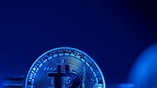 Bitcoin sobe 5% na semana e pode retomar US$ 70 mil nos próximos dias