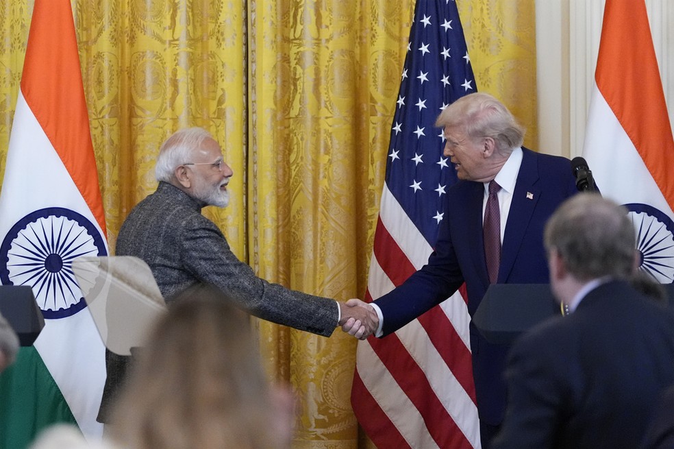 O primeiro-ministro da Índia, Narendra Modi, e o presidente americano, Donald Trump, se cumprimentam antes de concederem entrevista coletiva na Casa Branca, em Washington, nesta quinta-feira (13) — Foto: Alex Brandon/AP