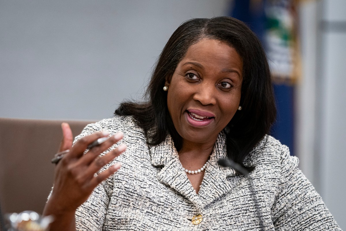 Lisa Cook diz que não pretende renunciar e que continuará a exercer suas funções no Fed