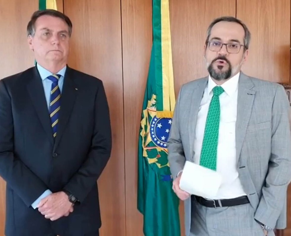 Bolsonaro e Weintraub: ministro anunciou saída em vídeo ao lado do presidente, sem mencionar motivos e citar legado — Foto: Reprodução de vídeo