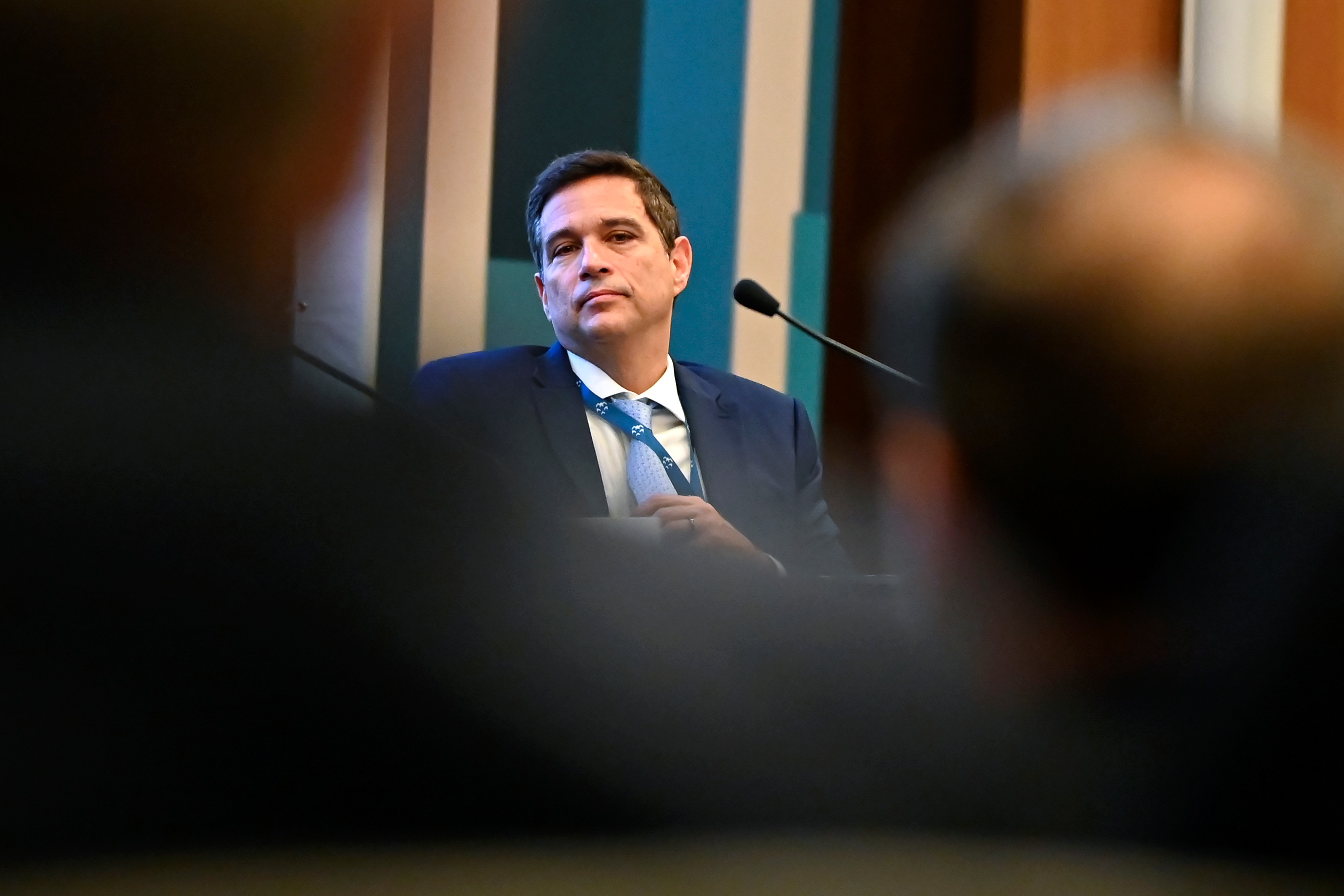 Em debate, Campos Neto rebate argumentos de Marcos Pinto sobre tributação de capital