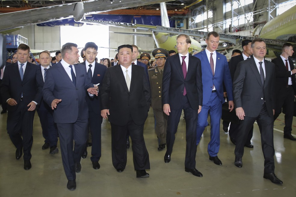 O ditador norte-coreano Kim Jong-un (no centro) visita a fábrica Iakovlev, de aviões de passageiros e caças militares, em Komsomolsk-on-Amur, a leste de Moscou, Rússia — Foto: Khabarovsky Krai/AP