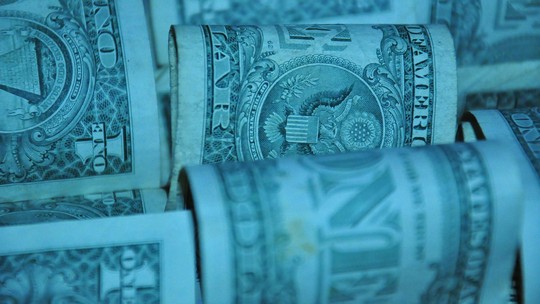 Dólar recua em dia de valorização de moedas emergentes