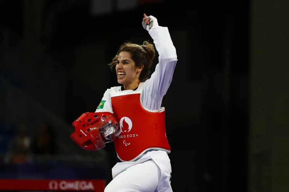 A mineira Ana Carolina Moura conquista ouro no taekwondo, categoria K44 até 65 kg, nas Paraolimpíadas de Paris — Foto: Silvio Ávila/CPB