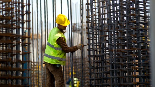 Pessoal ocupado na construção avança pelo 4º ano seguido, mas salário é o 2º menor da série, diz IBGE