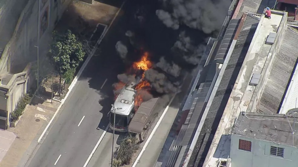Incêndio em ônibus articulado na avenida Nove de Julho, na cidade de São Paulo — Foto: Reprodução/TV Globo