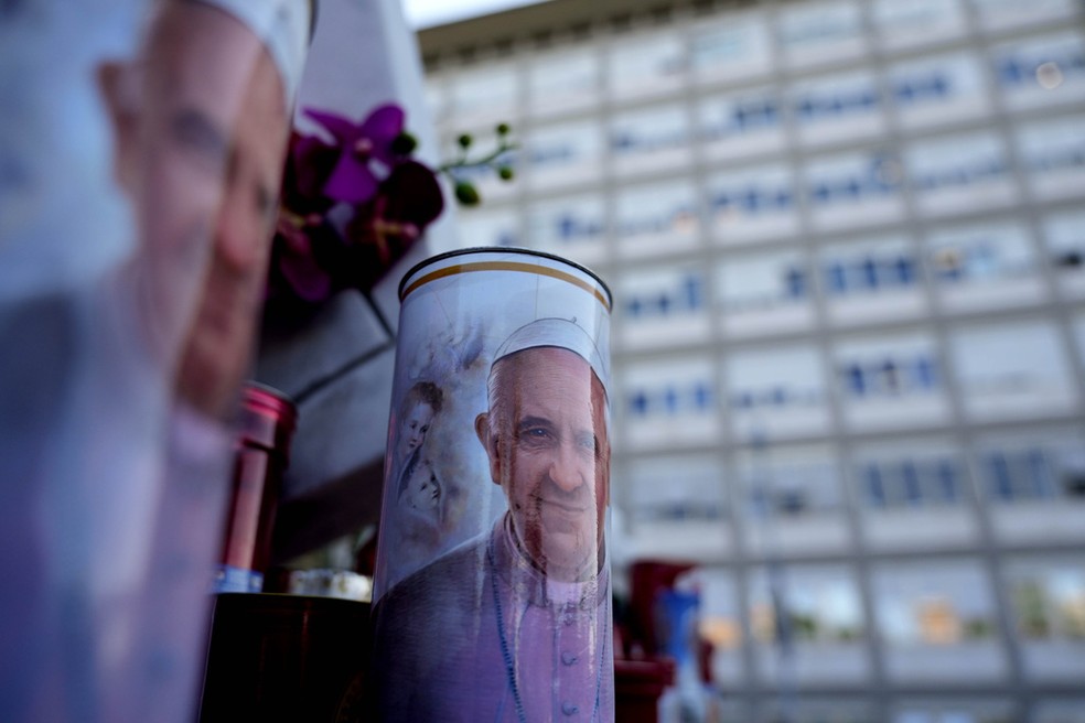 Velas com fotos do Papa Francisco — Foto: Gregorio Borgia/AP