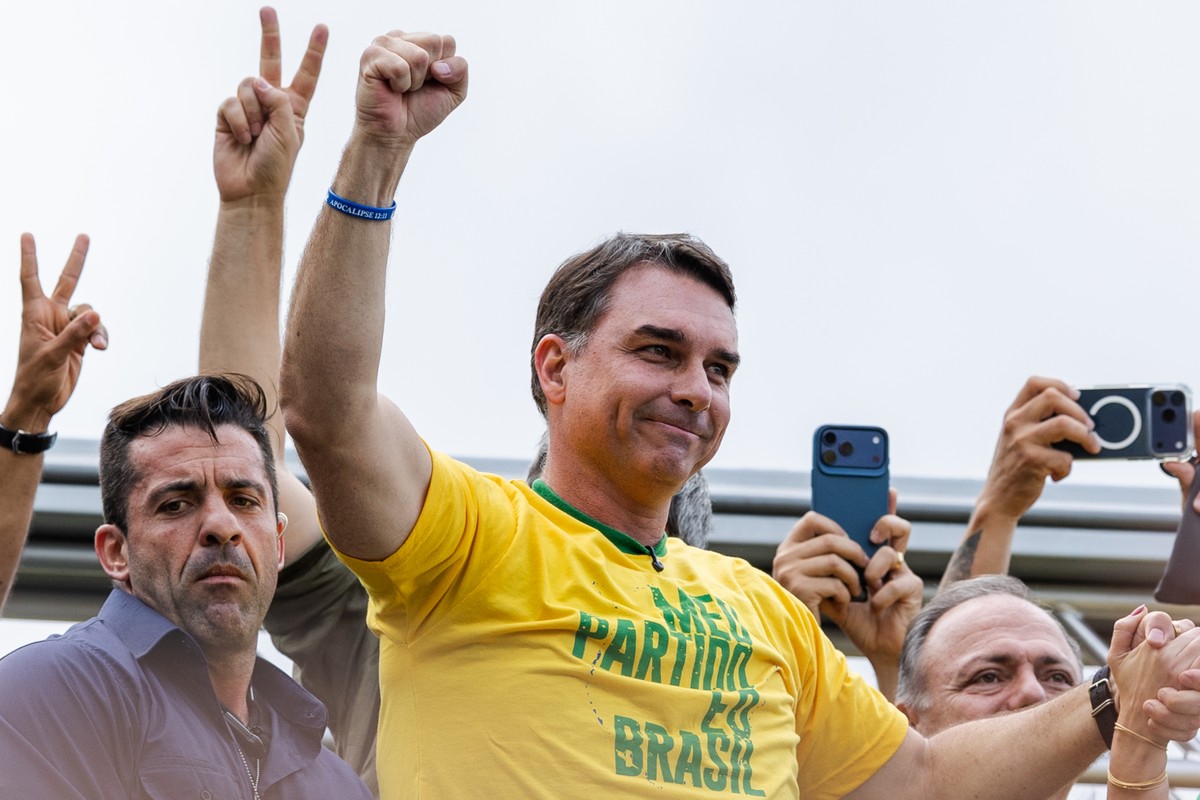 Flávio Bolsonaro faz ato em Teófilo Otoni com Nikolas Ferreira