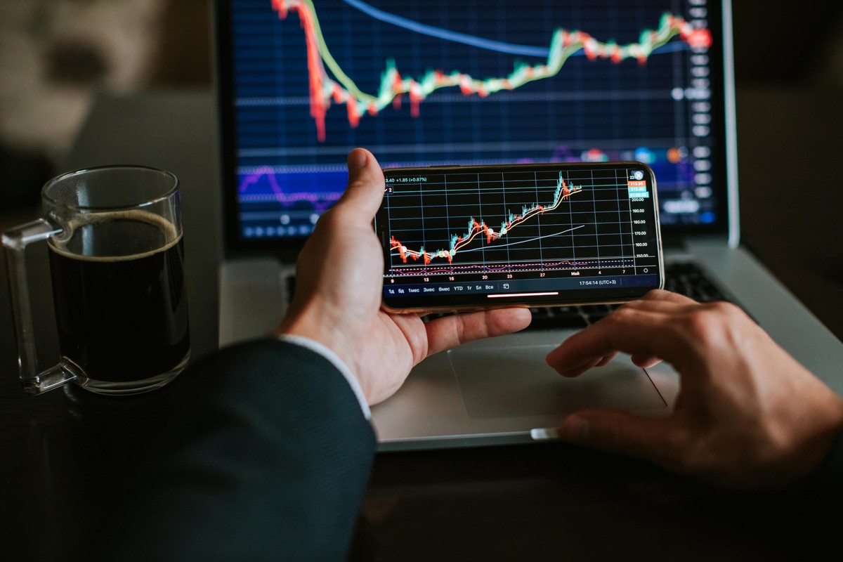 Ibovespa em Queda: Banco do Brasil e Commodities Puxam Índice para Baixo