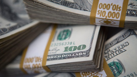 Dólar à vista fecha em forte alta em meio a temores de juros altos nos EUA