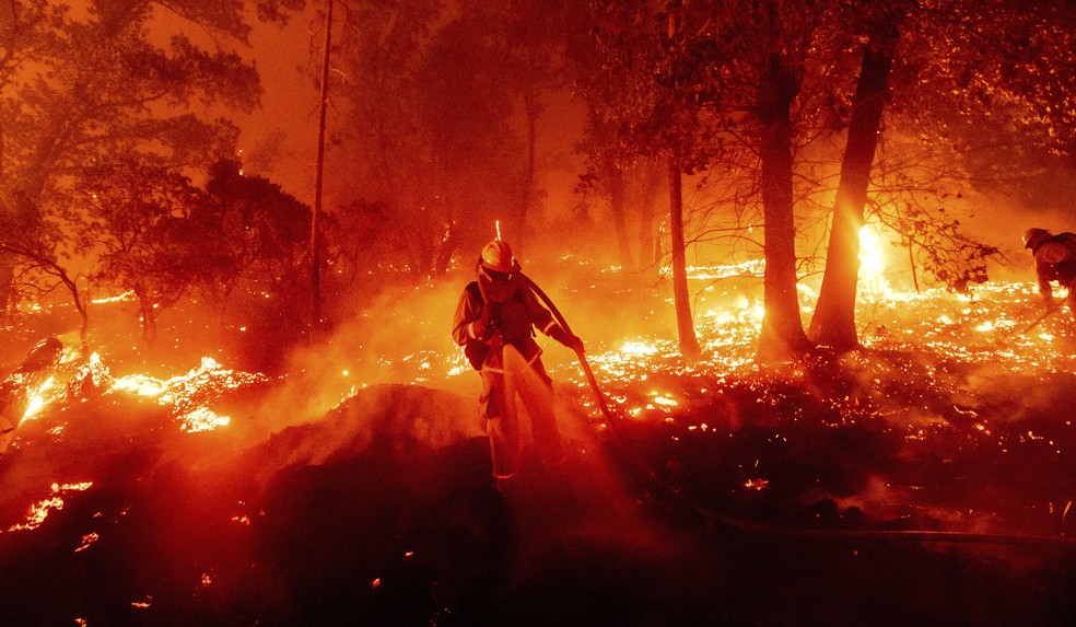 Bombeiro combate incêndio em Madera County, na Califórnia  — Foto: Noah Berger/AP Photo