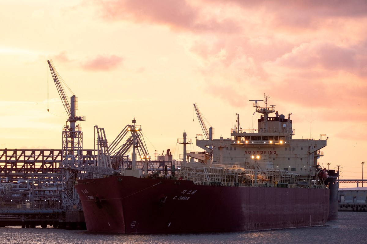 Petróleo cai com liberação de mais reservas e tentativa de reabrir o Estreito de Ormuz