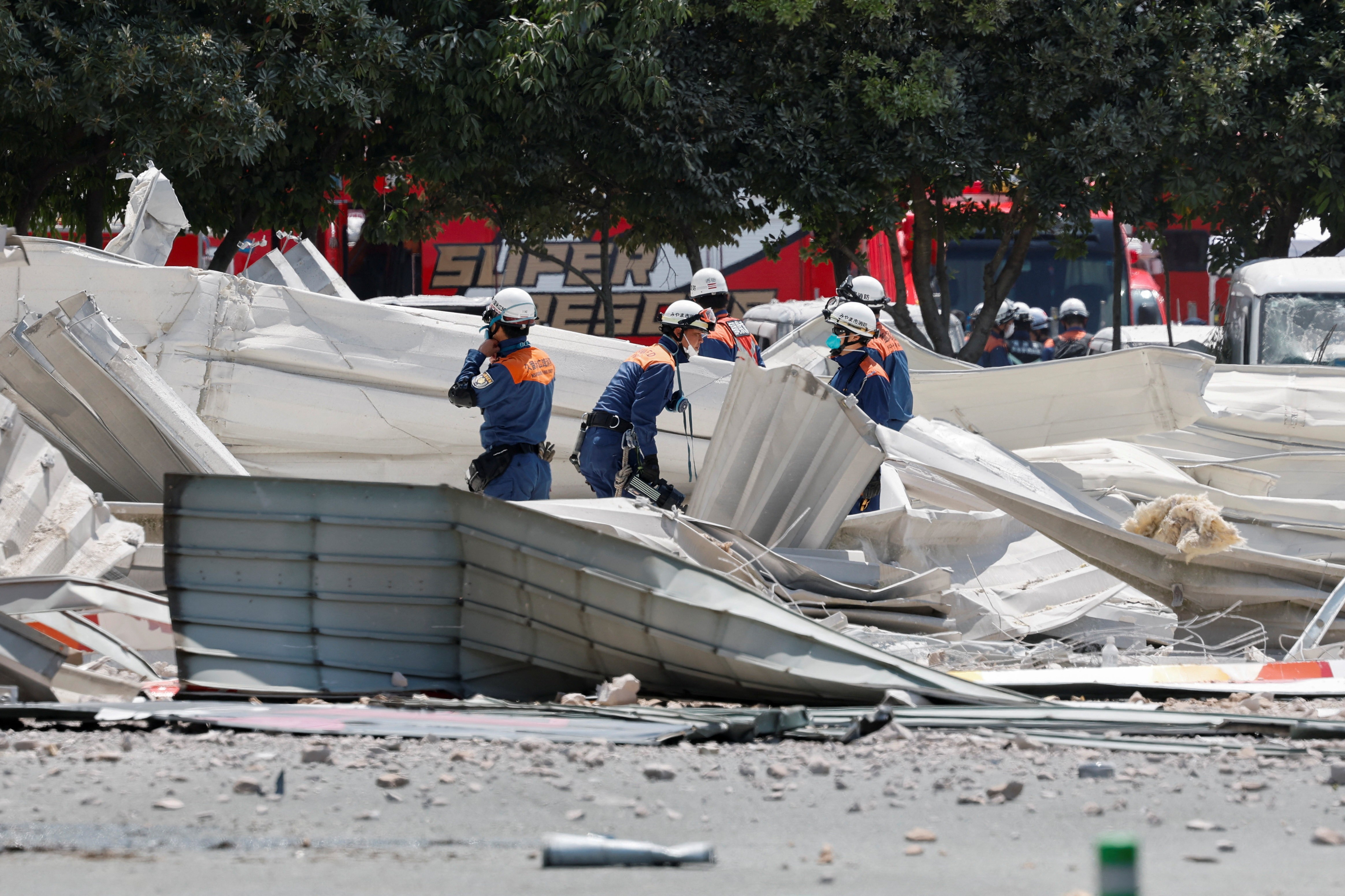 Mortes por terremoto no Japão sobem para 13; equipes buscam sobreviventes em shopping destruído