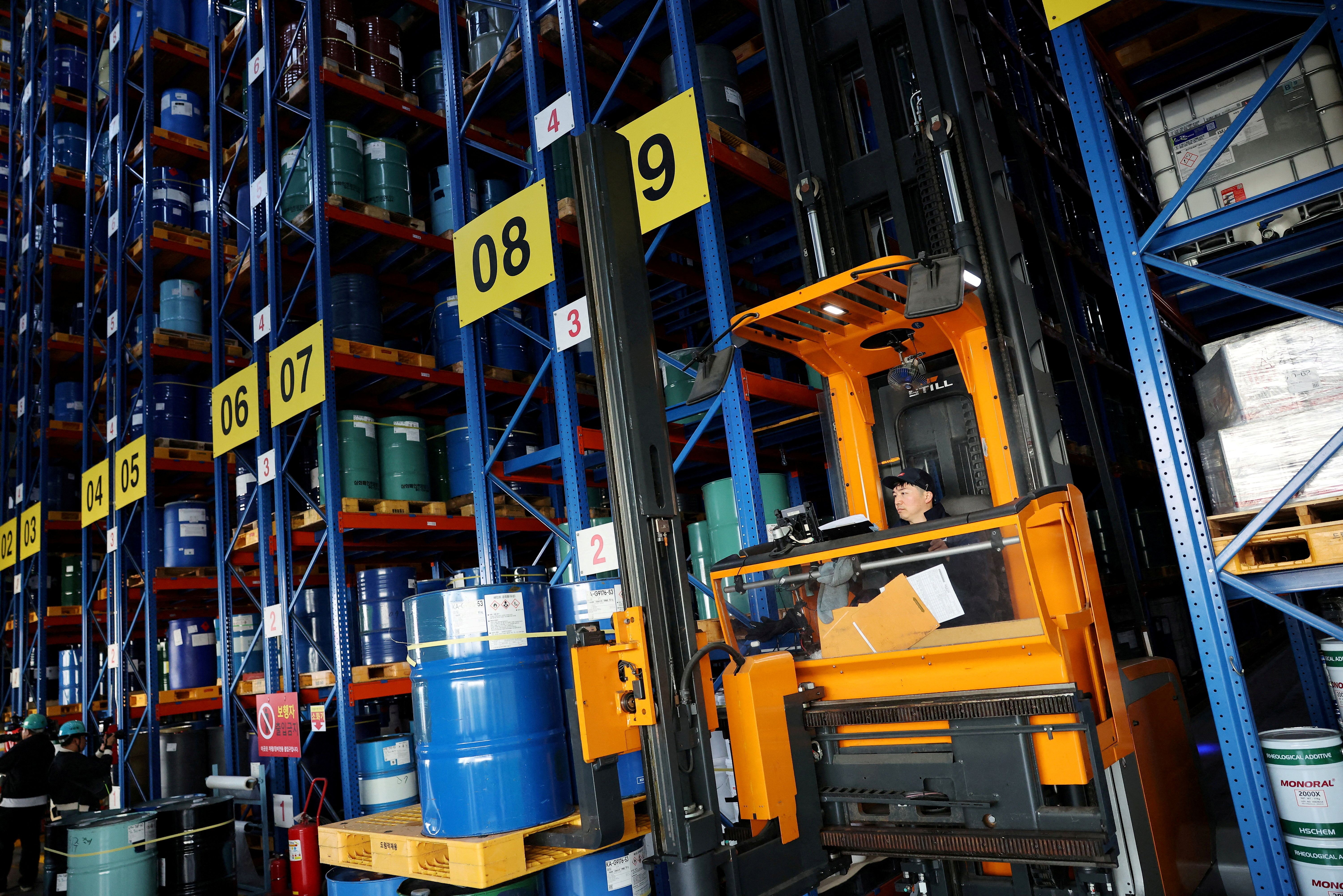 Guerra eleva inflação global e acumulação de estoques