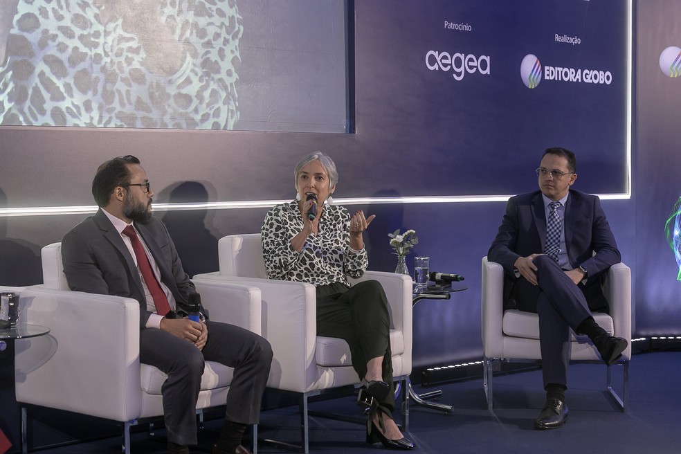 Anselmo Leal, diretorpresidente da Águas do Rio; Luciana Capanema, chefe do Departamento de Estruturação de Soluções de Saneamento do BNDES; e Bruno Jatene, CFO e diretor de Relações com Investidores na Regional Sul da Aegea — Foto: Marco Sobral/GLab