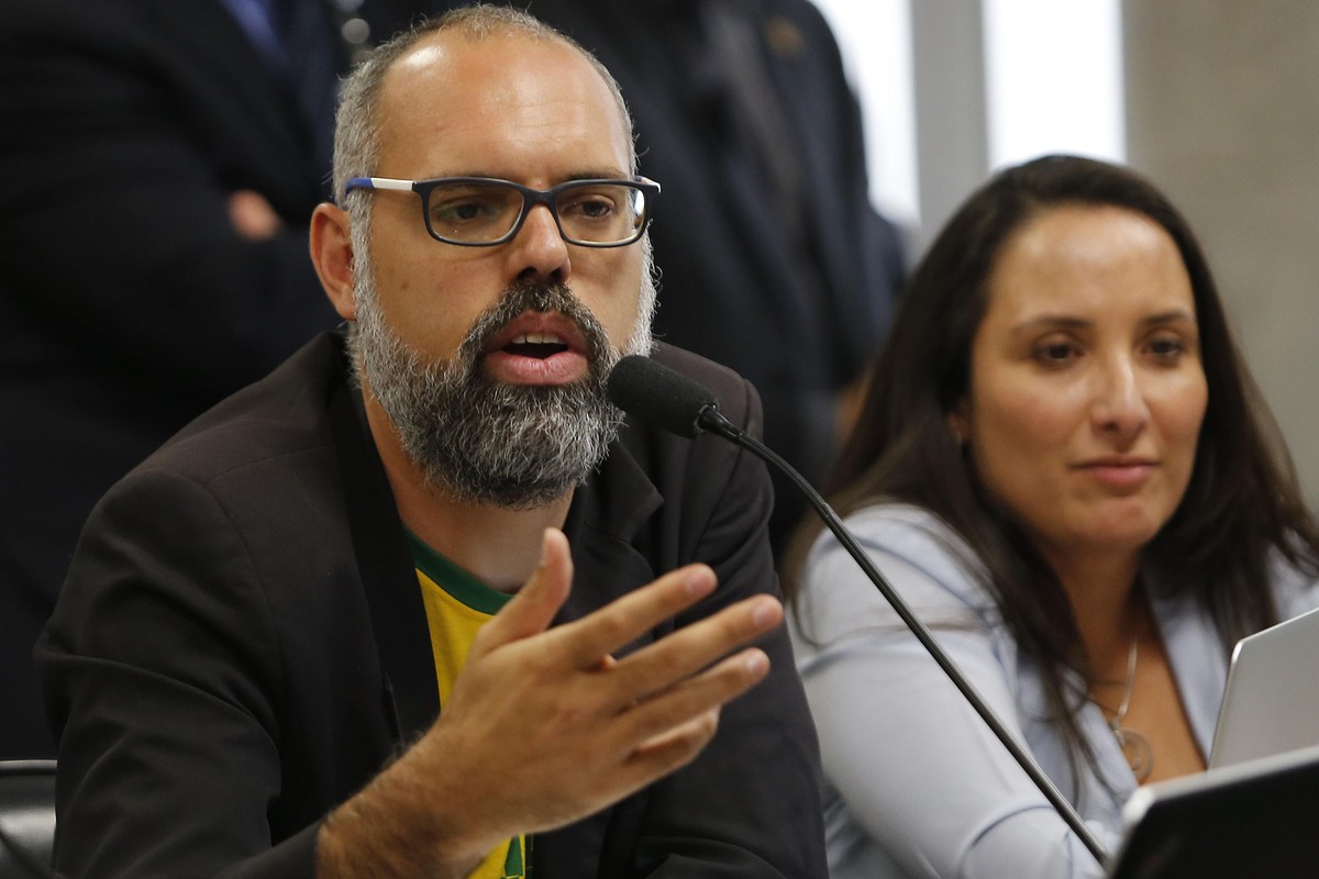 PF indicia Allan dos Santos por difamação, injúria, desobediência e incitação ao crime