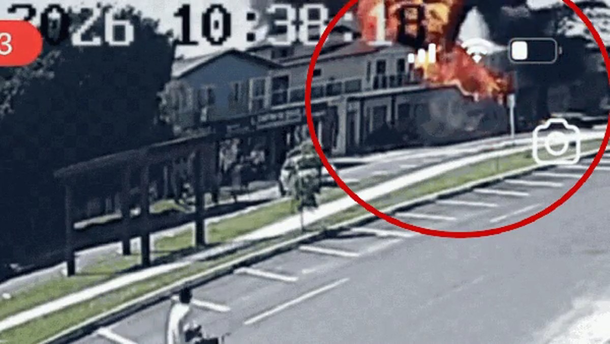 Avião de pequeno porte cai sobre restaurante no RS e deixa 4 mortos