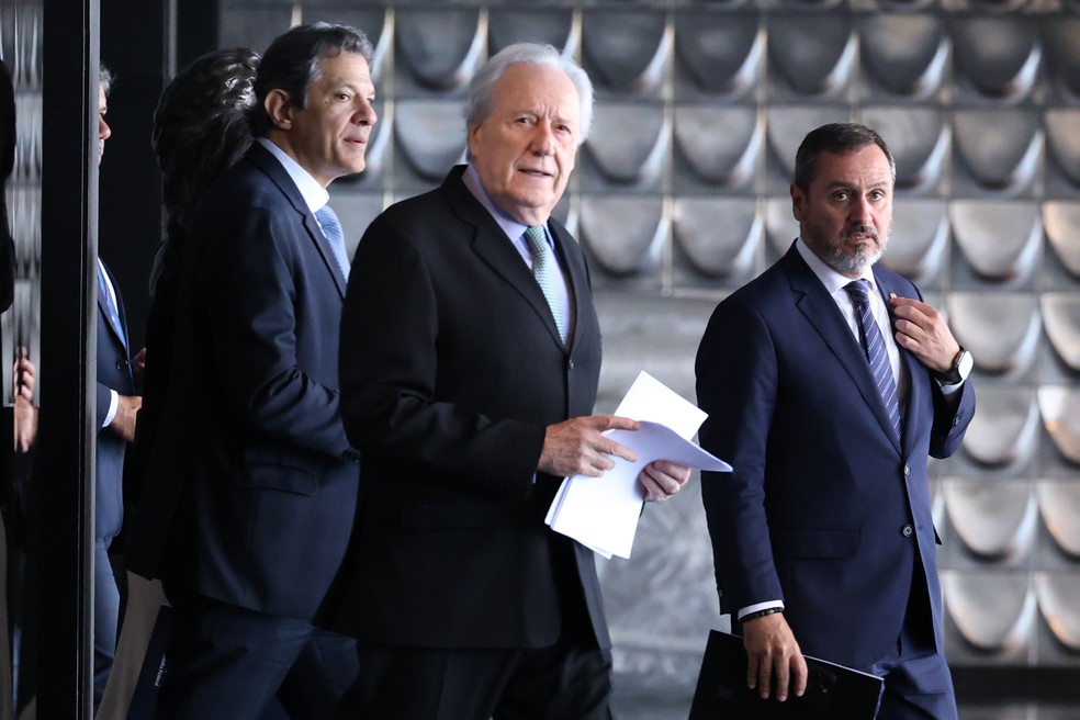 Ministros Fernando Haddad e Ricardo Lewandowski e o diretor da PF, Andrei Rodrigues — Foto: José Cruz/Agência Brasil