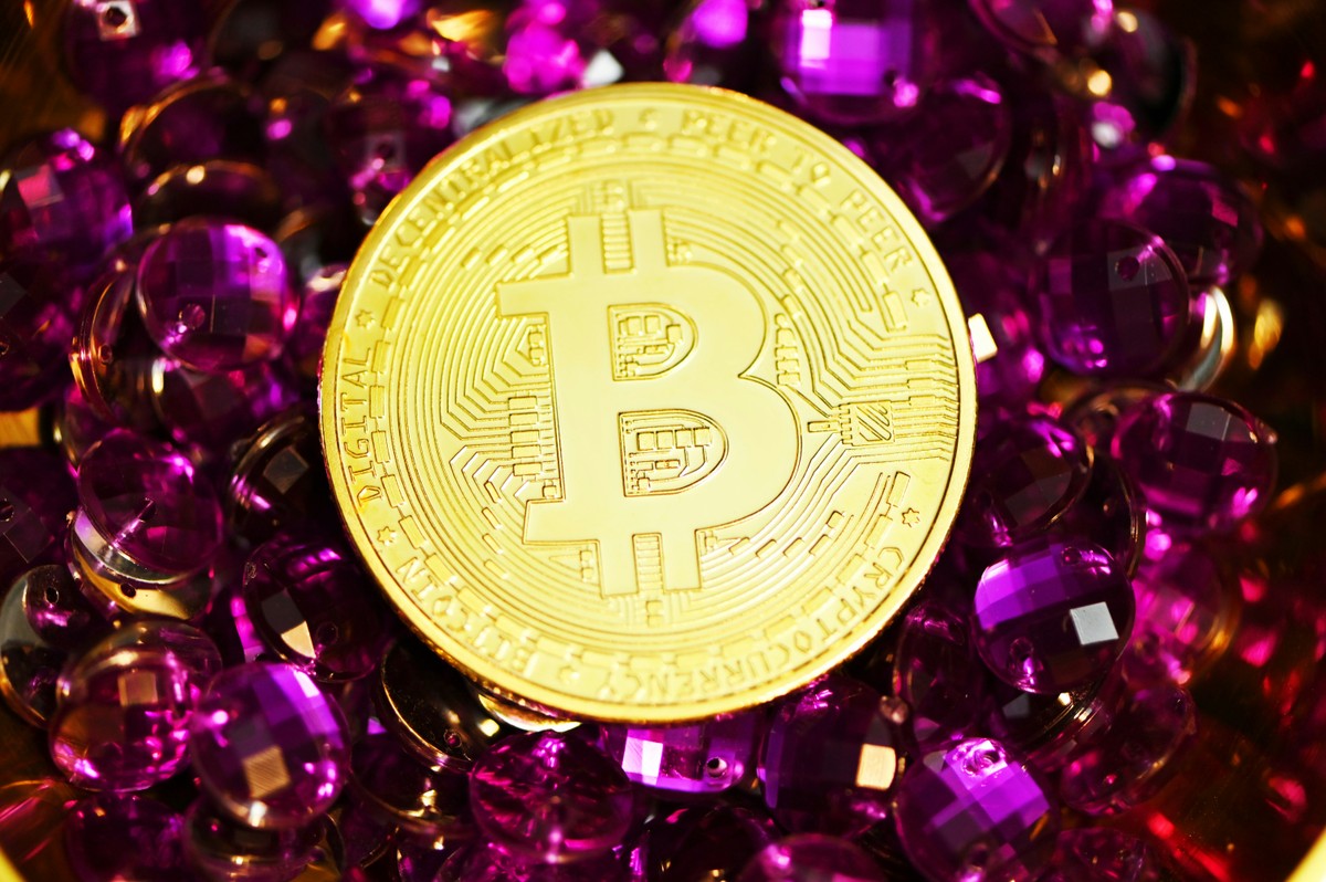 Bitcoin tem leve alta com atenção a tarifas de 1º de agosto de Trump